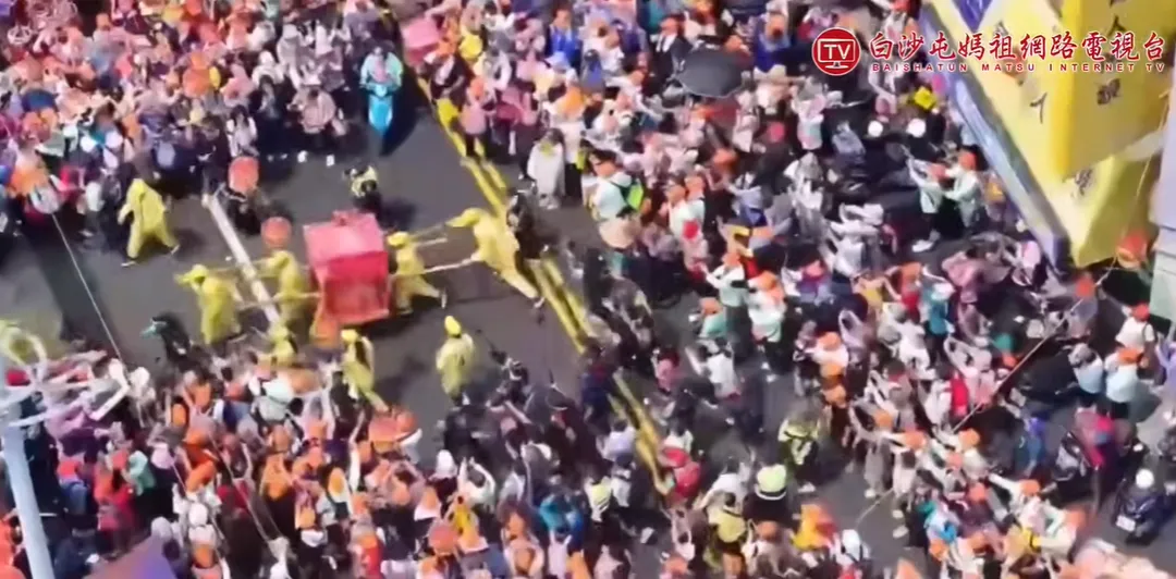 民俗專家廖大乙認為，會造成跌倒是人為因素居多。（圖／翻攝自白沙屯媽祖網路電視台YT）