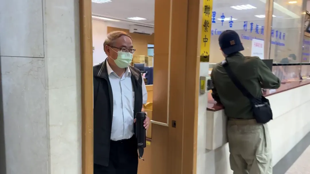 宏泰集團會計主管兼鴻隆公司董事長廖乾宏30萬交保。(圖/中天新聞)