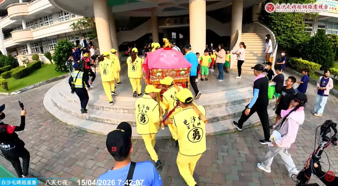 白沙屯媽祖鑾轎隨即轉向，直接進入校園。（圖／翻攝自白沙屯媽祖網路電視台YT）