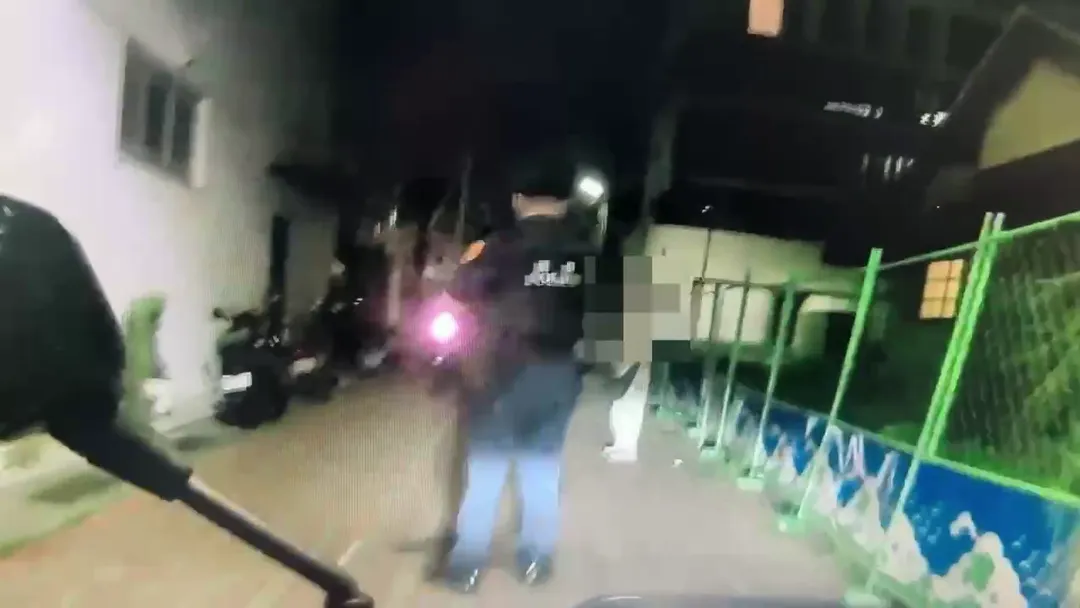 警方圍捕瞬間。（圖／中天新聞）
