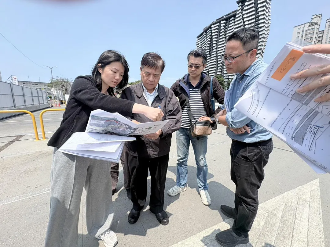 交通局長鍾鳴時率隊勘查淡江大橋八里、淡水兩端交通配套措施。