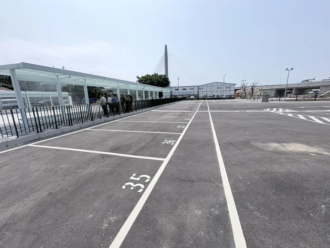 淡水端微型轉運站旁新闢平面停車場，鼓勵民眾採取「停車轉乘」方式進入淡水。（圖／新北市政府，下同）