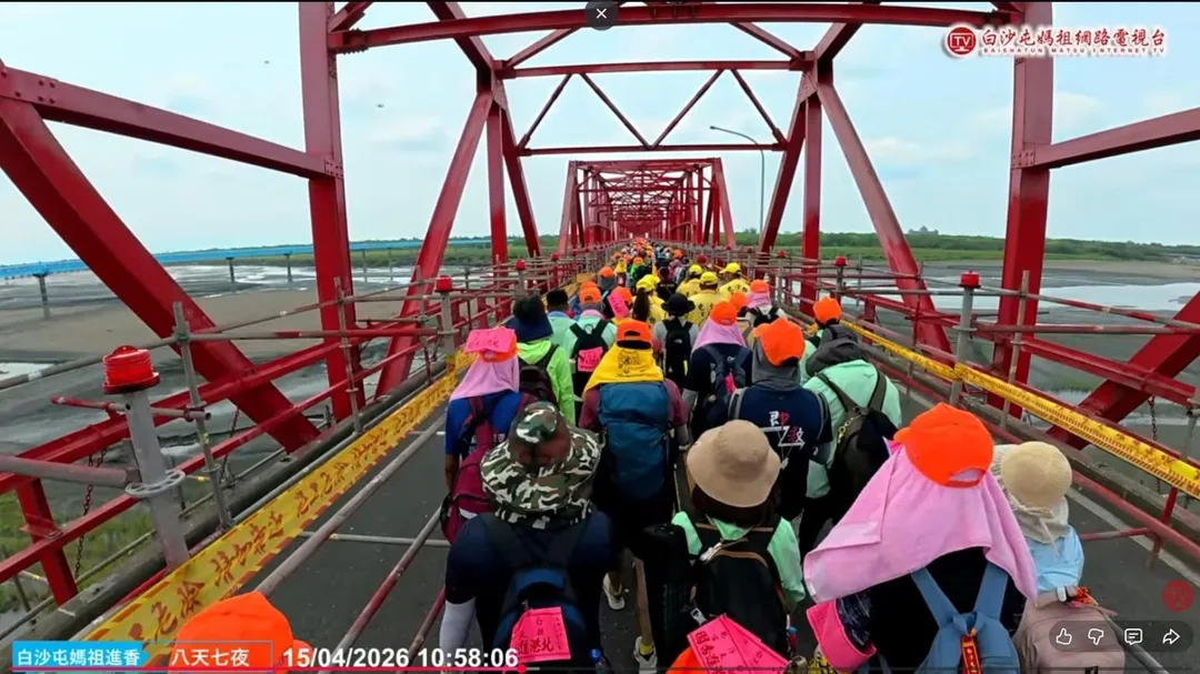 粉紅超跑帶領著逾萬香燈腳走西螺大橋。（圖／白沙屯媽祖網路電視台YT）