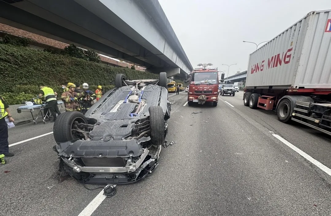 國道1號三重段中午發生追撞翻車事故。（圖／翻攝畫面）