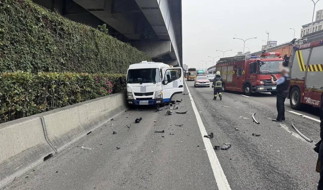貨車在路肩遭追撞駕駛受傷送醫。（圖／翻攝畫面）