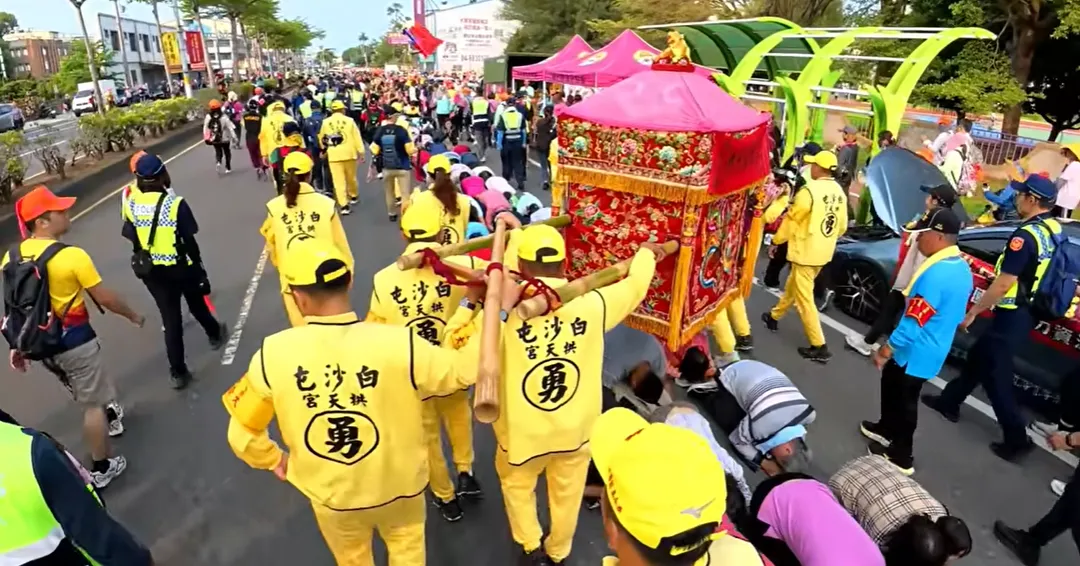 白沙屯媽祖進香隊伍浩浩蕩蕩。(圖/白沙屯媽祖網路電視台)