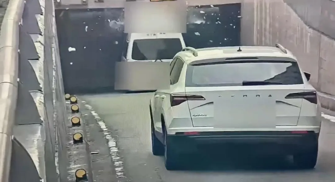 復康巴士撞地下道限高桿車頂瞬間爆裂。（圖／翻攝畫面）