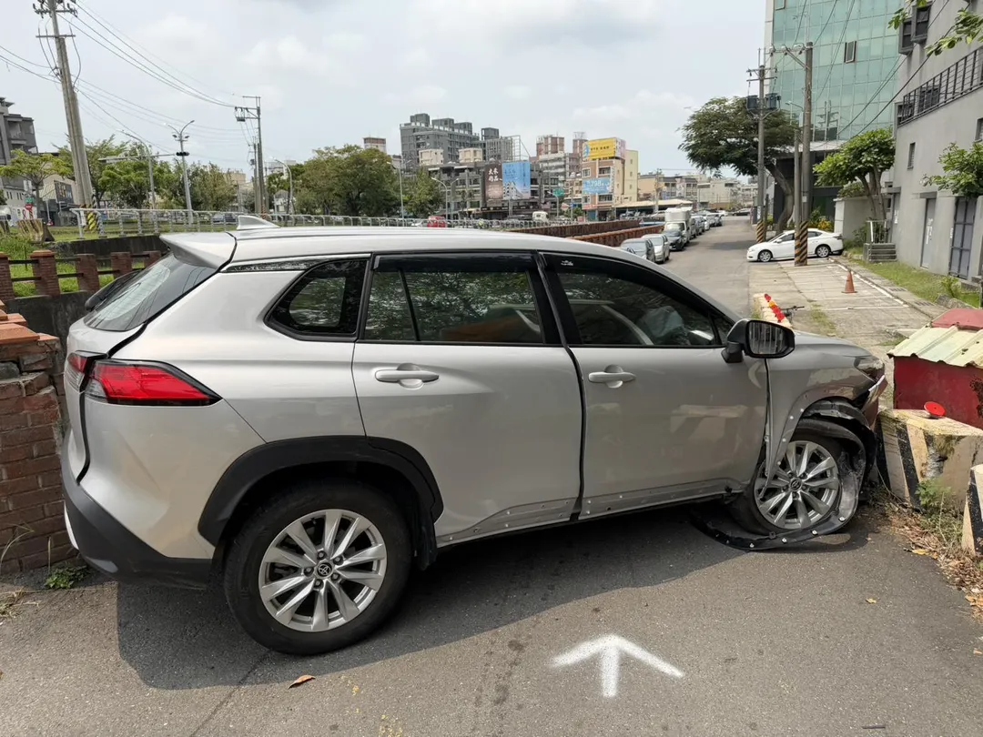 一輛自小客車沿鳳捷路南向北行駛，欲右轉進入環河東街時，車輛突發不明原因失控，先撞破路旁柵欄，隨後墜落至下方立德路。（圖／警方提供）