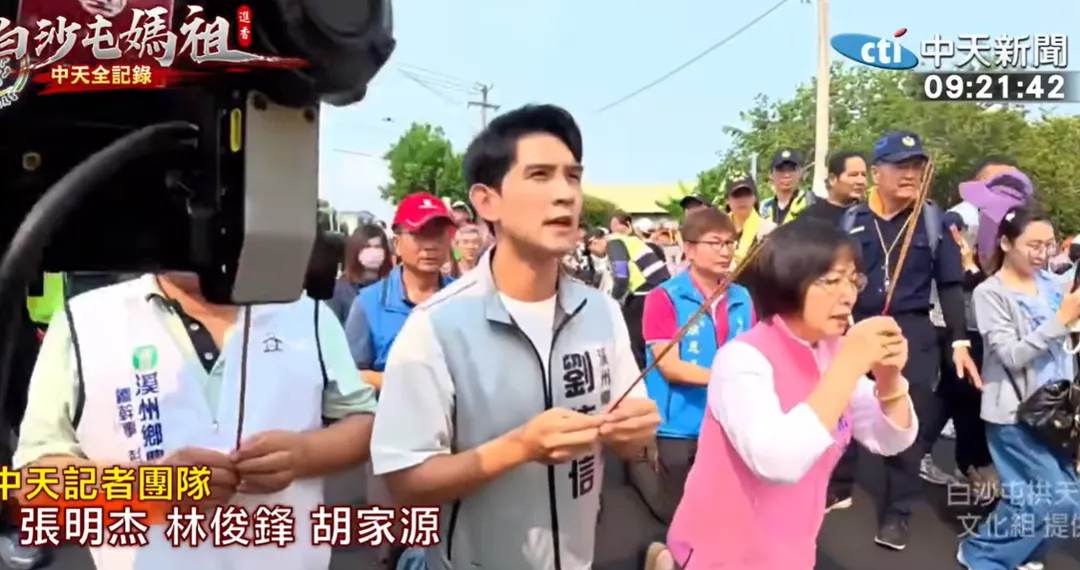 白沙屯媽祖鑾轎15日上午經過彰化溪州,鄭汝芬(粉紅衣服者)跪求媽祖庇佑。(圖/中天新聞)