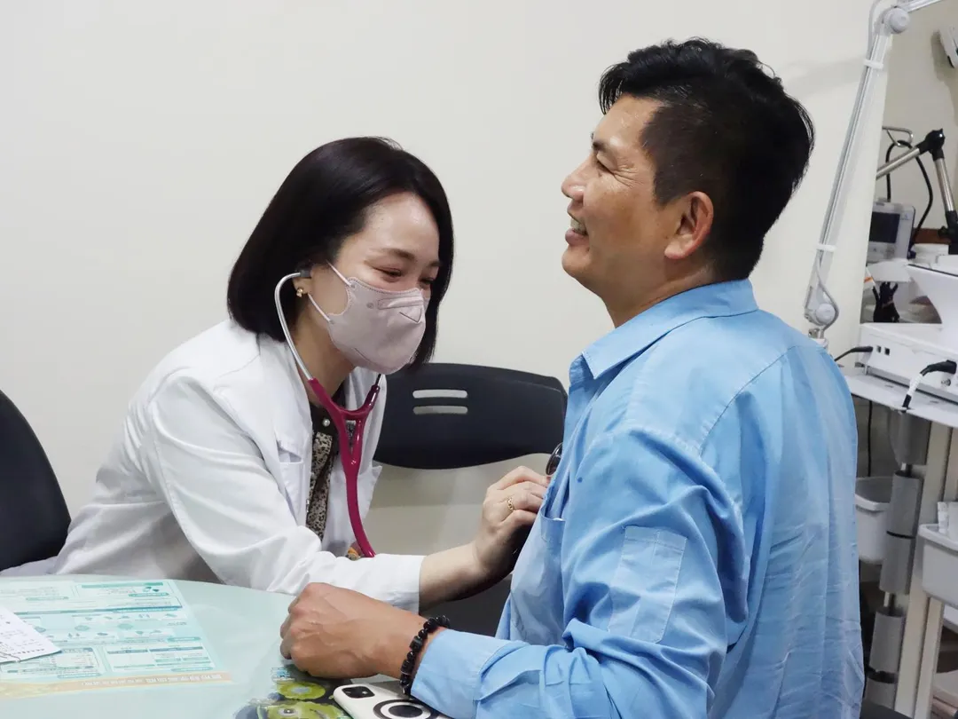 51歲蘇先生長年飽受心跳異常困擾，十多年前因員工健檢發現有心雜音，直到近日才被正確診斷。（圖／大林慈濟醫院）