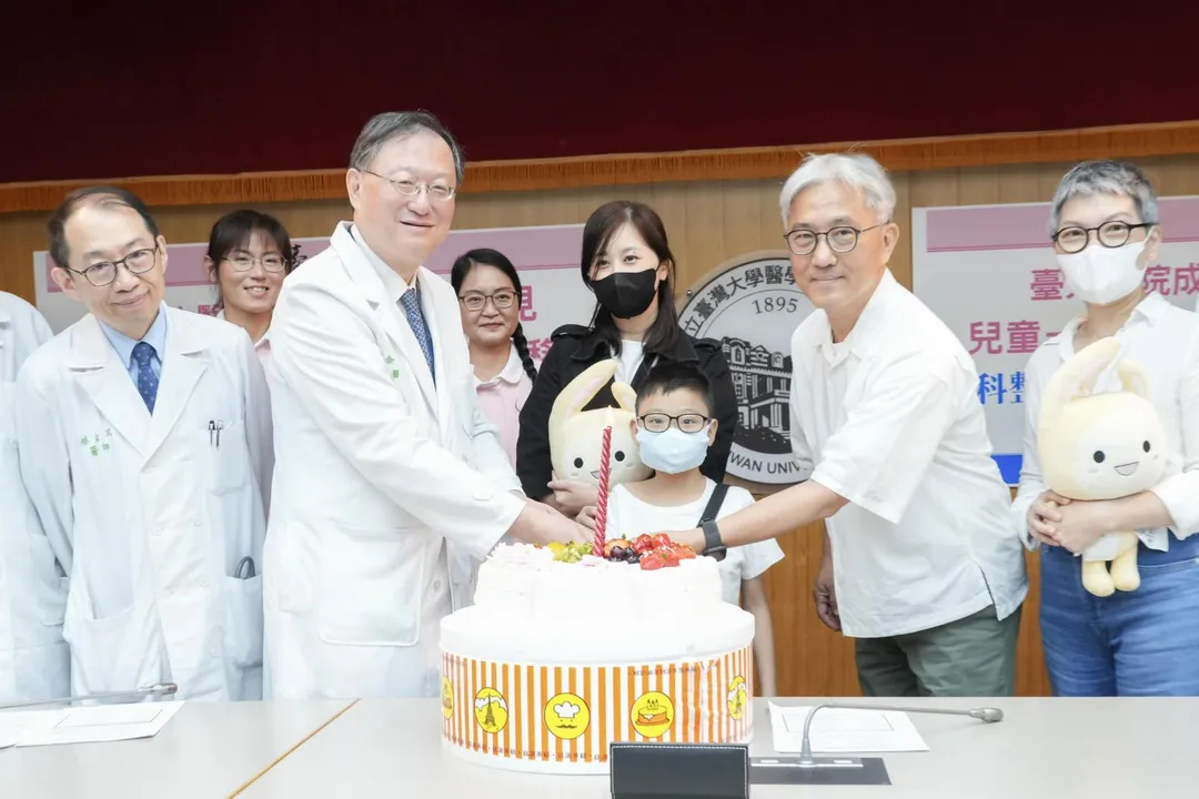 台大醫院完成首例兒童肝腎兩種器官移植手術，12歲許小弟在父母的器官捐贈下獲得重生機會。（圖／台大醫院）