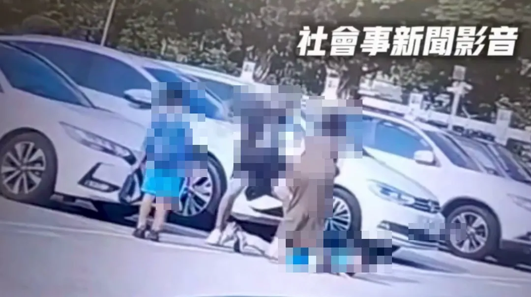 男子當街對男童施暴出拳又狠踹。(圖/翻攝自社會事新聞影音)