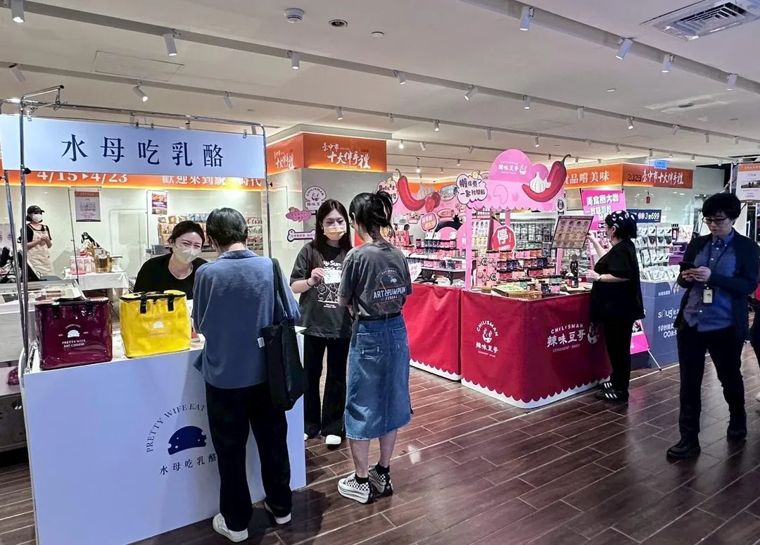 水母吃乳酪主打人氣莓果乳酪抹醬優惠組合，滿足甜點控味蕾。(圖/臺中市工商發展投資策進會提供)
