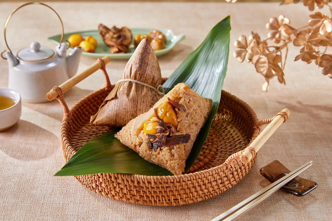 適合素食者的「萬壽羅漢粽」則以牛肝菌、鈕扣菇與綠竹筍等多樣蔬食為主題，搭配板栗仁與香菇絲，呈現清爽鮮香的自然滋味，展現素食料理的細膩與平衡。（圖／圓山大飯店提供）