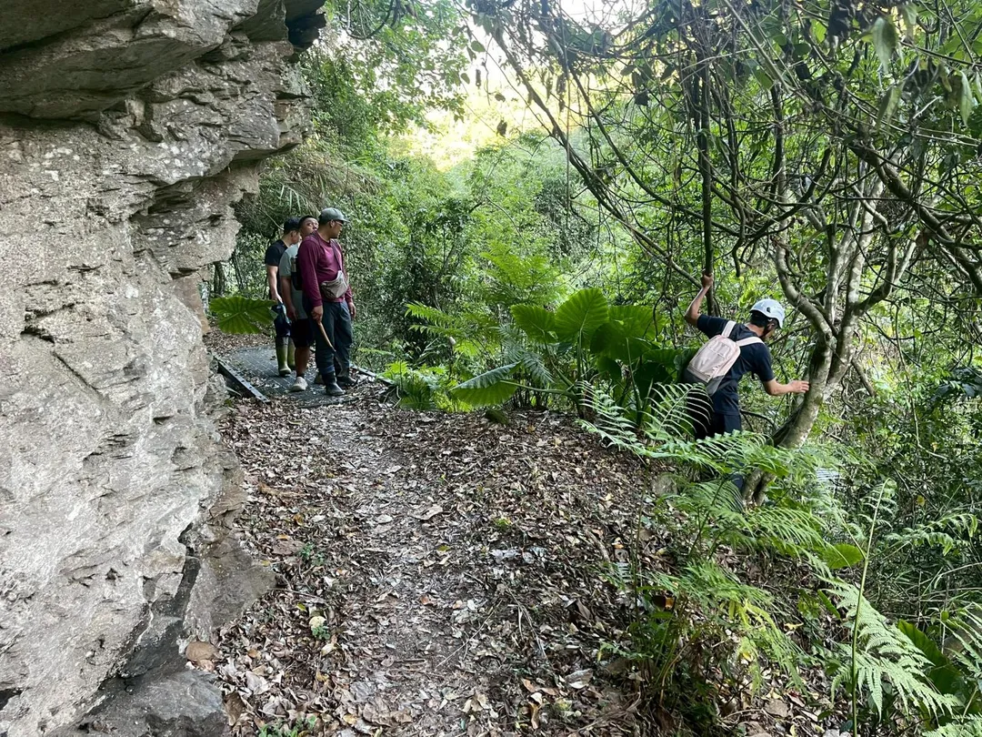 中華民國山難救助協會東區搜救委員會於今日上午派出5人，攜帶專業垂降設備支援搜救工作，針對崩壁落石區加強搜尋，惟目前尚未有進一步發現。（圖／花蓮縣消防局提供）