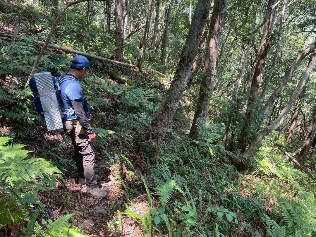 搜救行動面臨多項挑戰。瓦拉米步道全長13.6公里，登山口至4.8K佳心無須申請，佳心至瓦拉米山屋段屬於國家公園生態保護區，需向玉管處申請入園。（圖／花蓮縣消防局提供）