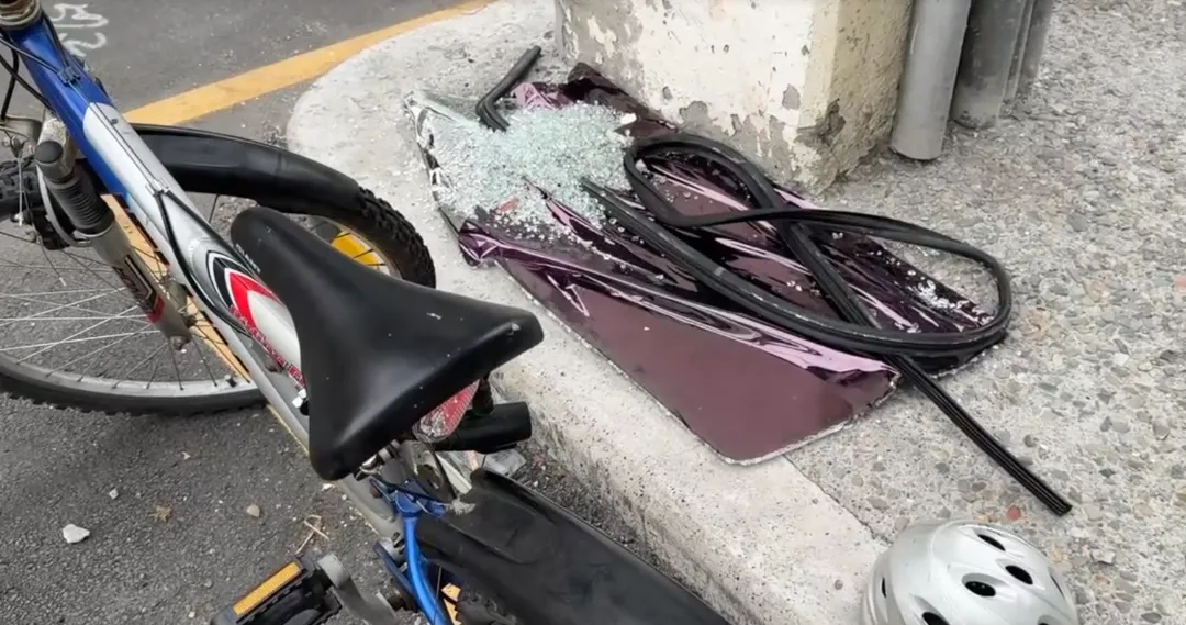 值得注意的是，騎腳踏車的速度通常不快，卻能撞進玻璃內造成如此嚴重的鑲嵌情況，實在相當離奇。（圖／警方提供）