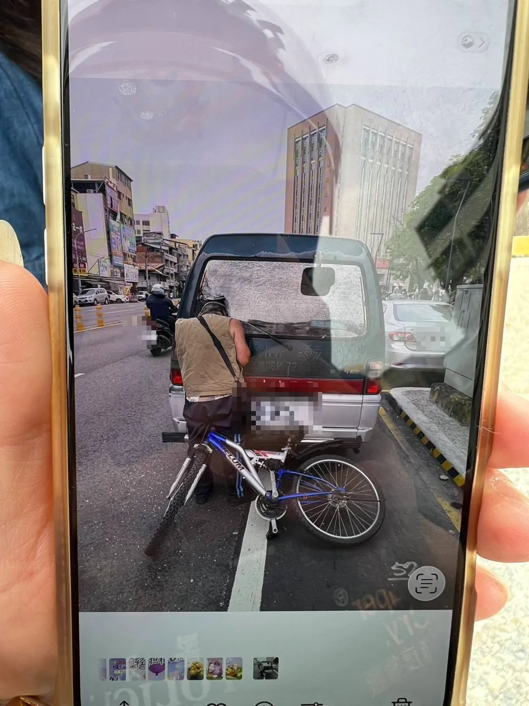 抵達現場的消防人員發現男子整顆頭部卡在車輛後擋風玻璃內，身軀露在車外動彈不得。（圖／警方提供）