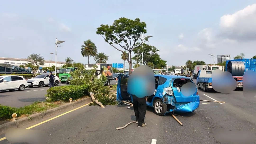 高雄小港一輛轎車疑超車不慎，接連與聯結車、小貨車擦撞，共造成4人受傷。（圖／警方提供）