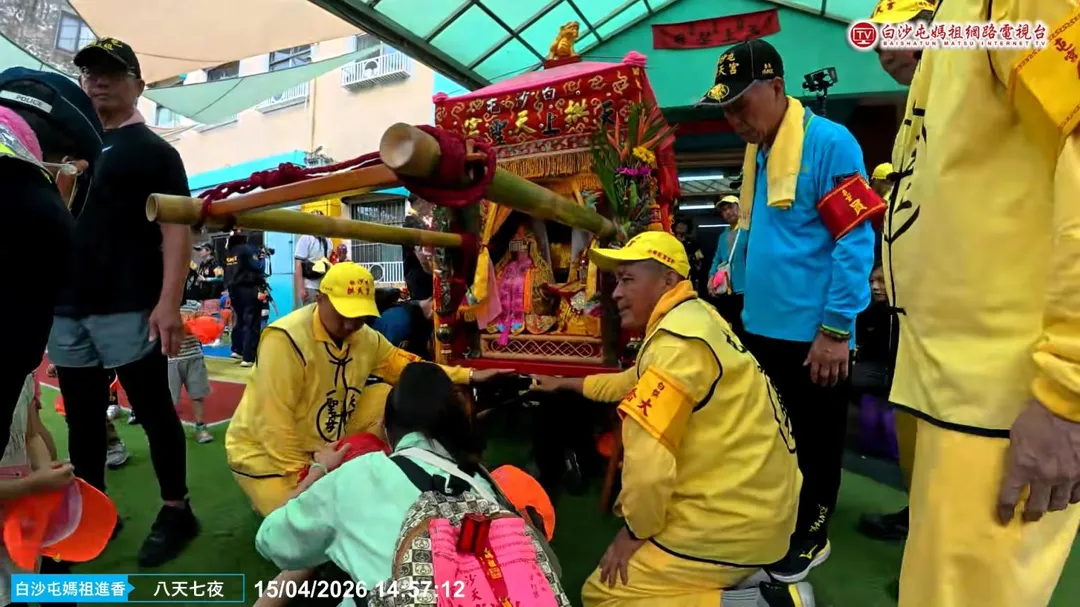 白沙屯媽祖抵東昇幼兒園時,媽祖東昇幼兒園,與小小香燈腳的最暖心互動東昇幼兒園,與小小香燈腳的最暖心互動展現母愛的慈悲,與眾多小孩子親密互動。(圖/翻攝自白沙屯媽祖網路電視台)