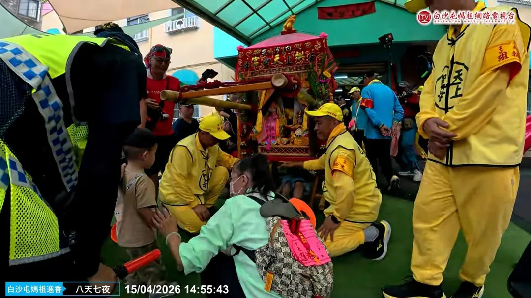 白沙屯媽祖抵東昇幼兒園時,媽祖東昇幼兒園,與小小香燈腳的最暖心互動東昇幼兒園,與小小香燈腳的最暖心互動展現母愛的慈悲,與眾多小孩子親密互動。(圖/翻攝自白沙屯媽祖網路電視台)