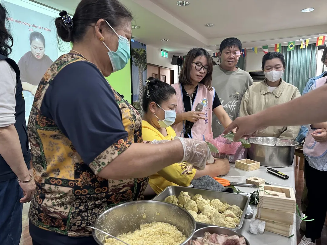 越南粽子內餡為綠豆仁包豬肉。(圖/移民署提供)