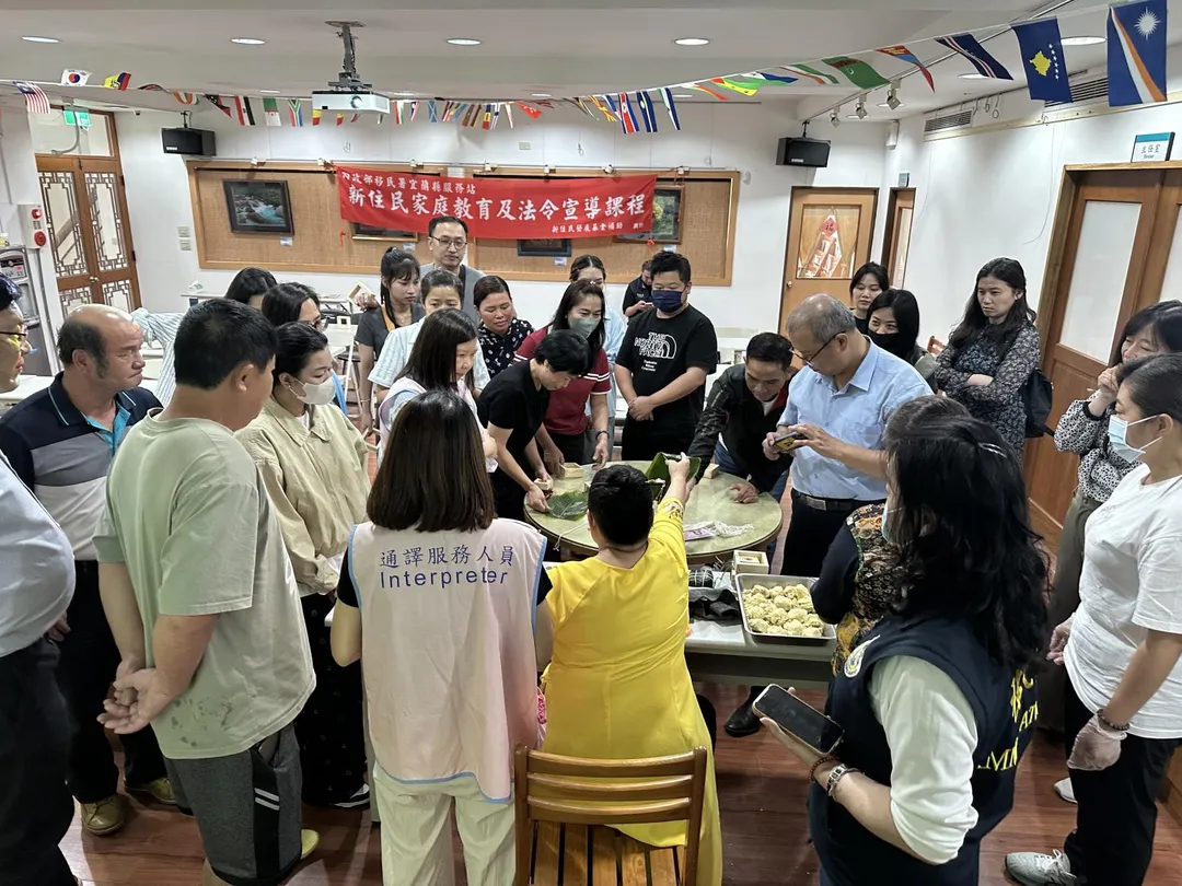 講師示範越南粽子製作方法。(圖/移民署提供)