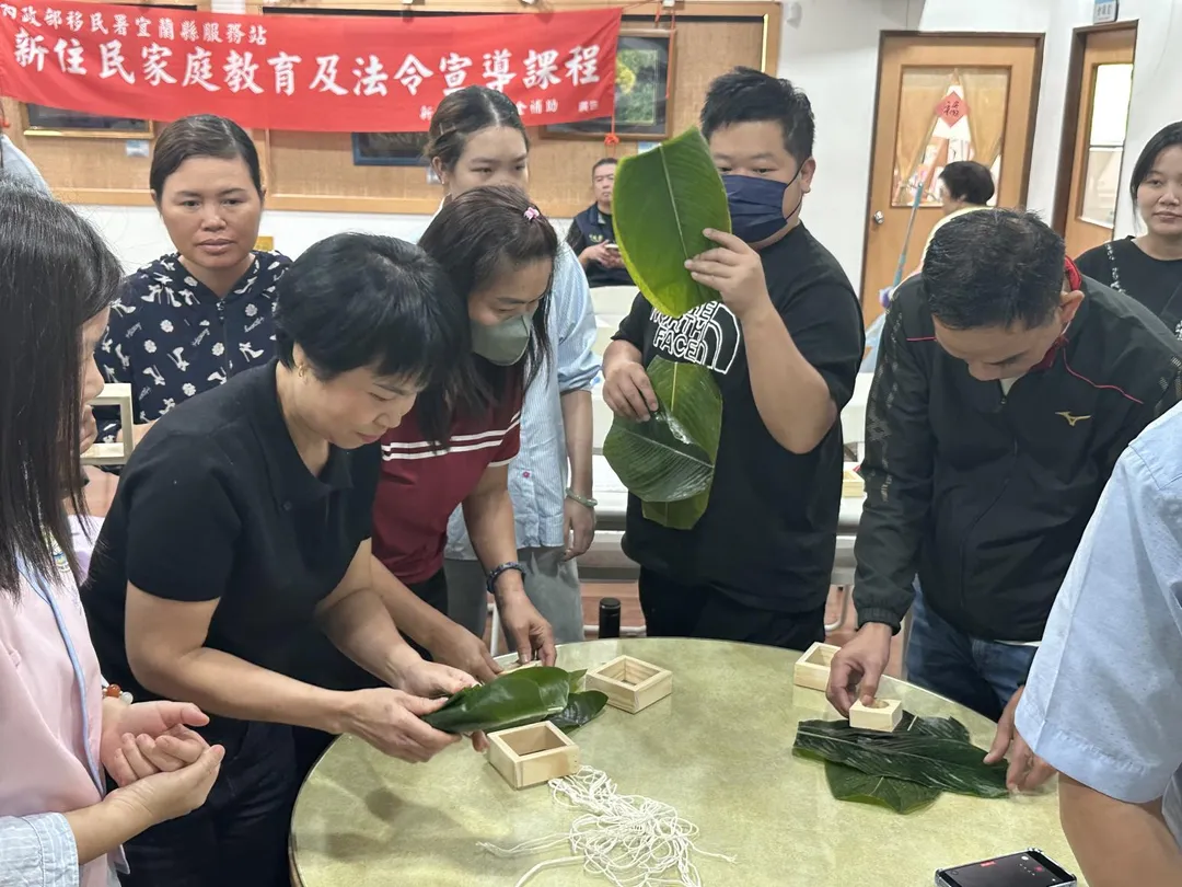 課程學員體驗製作越南粽子。(圖/移民署提供)