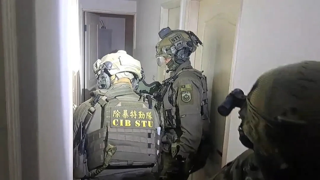 警方出動除暴特勤隊攻堅搜索。（圖／翻攝畫面）