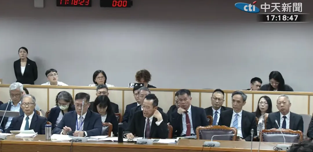 立法院長韓國瑜15日召集朝野黨團，協商中央政府總預算案及軍購特別條例草案，國防部長顧立雄等部會首長列席。（圖／中天新聞）