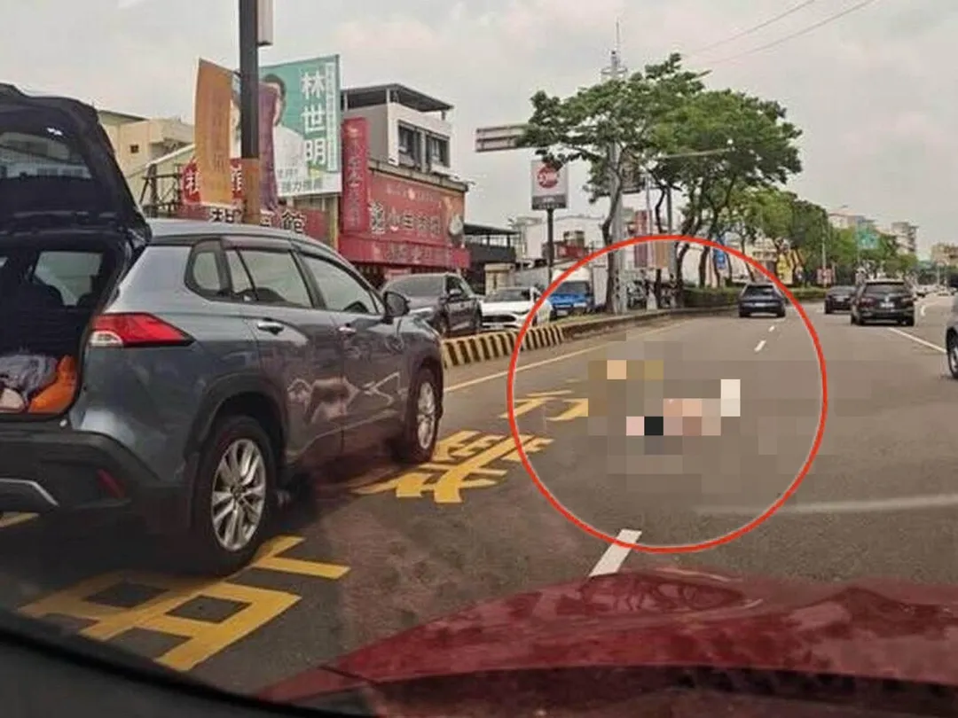 翁醫師霸氣把車停下，擋住後方車流，避免前方被撞飛的女子遭後車輾過。（圖／翁醫師提供）