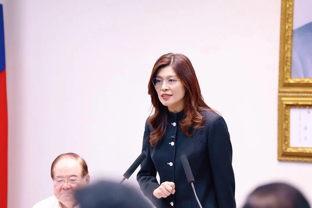 鄭麗文昨日特別穿上中山裝來主持中常會。（圖取自鄭麗文臉書）