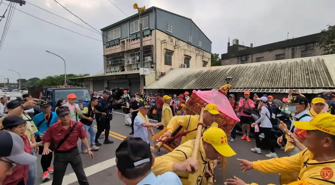 白沙屯媽祖的大轎15日清晨在十字路口突然暴衝,原來是要停駕休息。(圖/翻攝「白沙屯媽祖網路電視台」)