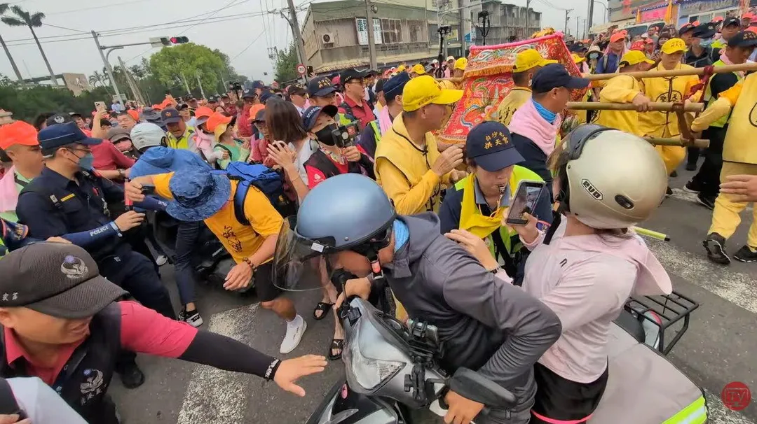 白沙屯媽祖的大轎15日清晨在十字路口突然暴衝,原來是要停駕休息。(圖/翻攝「白沙屯媽祖網路電視台」)