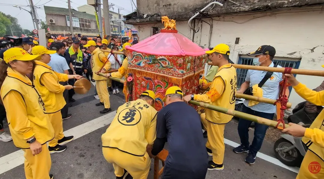 白沙屯媽祖的大轎15日清晨在十字路口突然暴衝,原來是要停駕休息。(圖/翻攝「白沙屯媽祖網路電視台」)