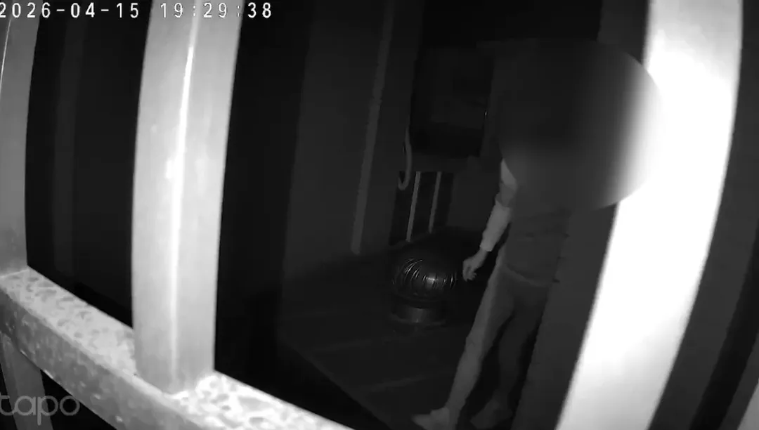 屋主透過監視器發現二樓陽台疑似遭竊賊闖入。（圖／翻攝畫面）