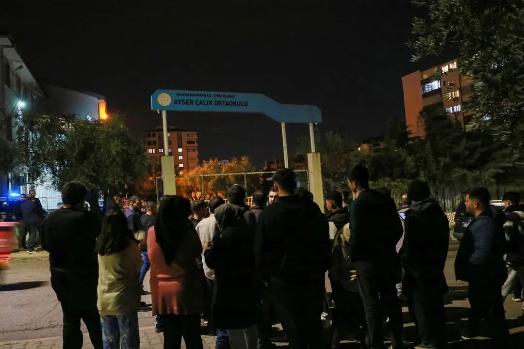 土耳其南部一所校園發生槍擊案，附近居民前往關心。（圖／路透）