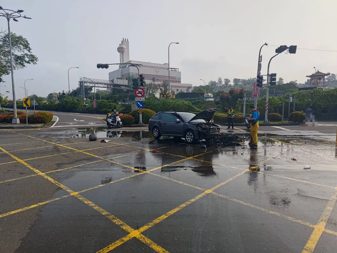 巨大撞擊力道導致機車車殼碎片四散，並立即燃起熊熊烈火。（圖／中天新聞）