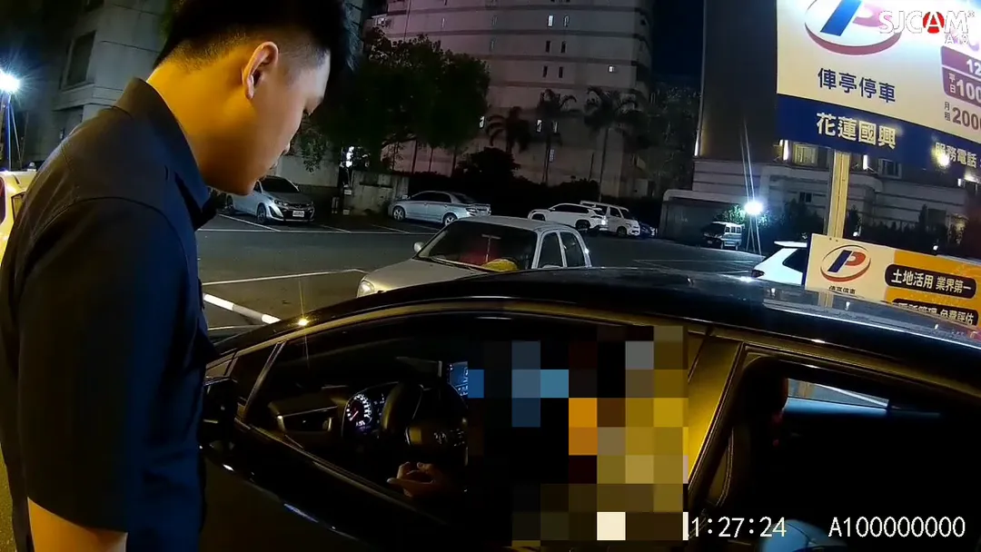 張男持刀架脖拒捕。(圖/中天新聞)