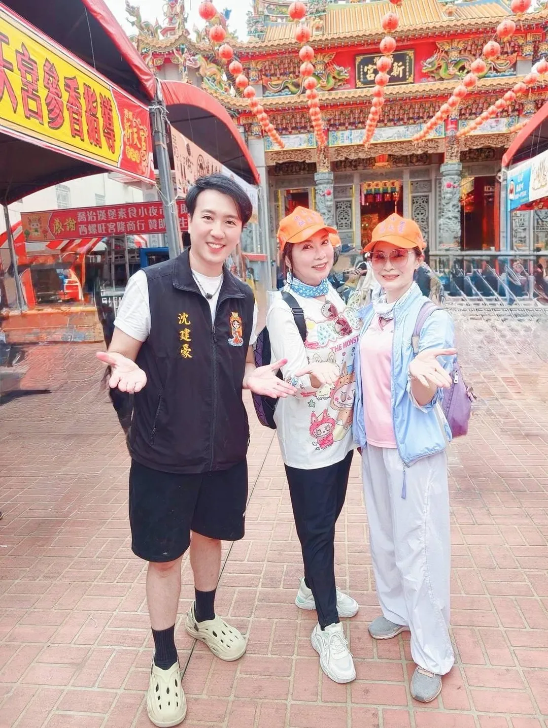 沈建豪近日擔任白沙屯媽祖進香志工，與同門師姐陳思安、林姍合照。（圖／豪記唱片提供）