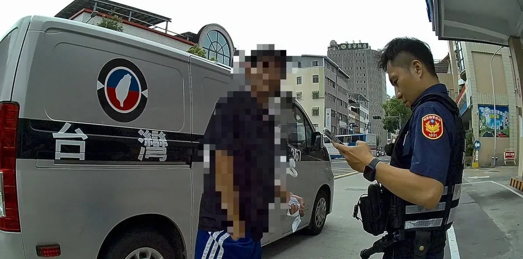 警方前來逮人。(圖/翻攝畫面)