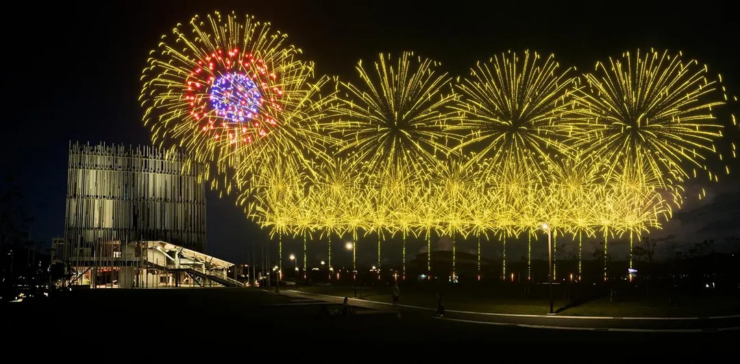 煙火設計以五色柳、牡丹及輪菊等多樣花型交錯綻放。(圖/新北市文化局)