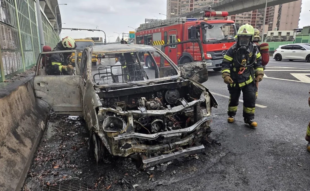 車輛被燒毀只剩骨架。(圖/翻攝畫面)