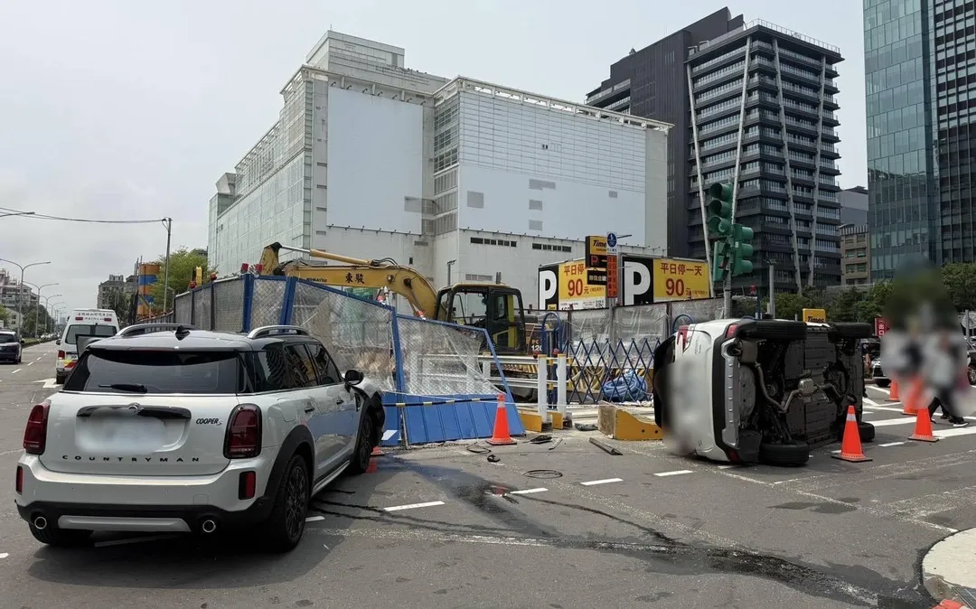 北市大直今上午發生車禍車輛翻覆衝進捷運工地。(圖/翻攝畫面)