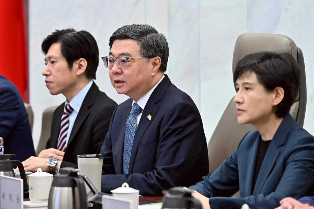 卓榮泰在院會聽取國防部城鎮韌性演習報告。(圖/行政院)