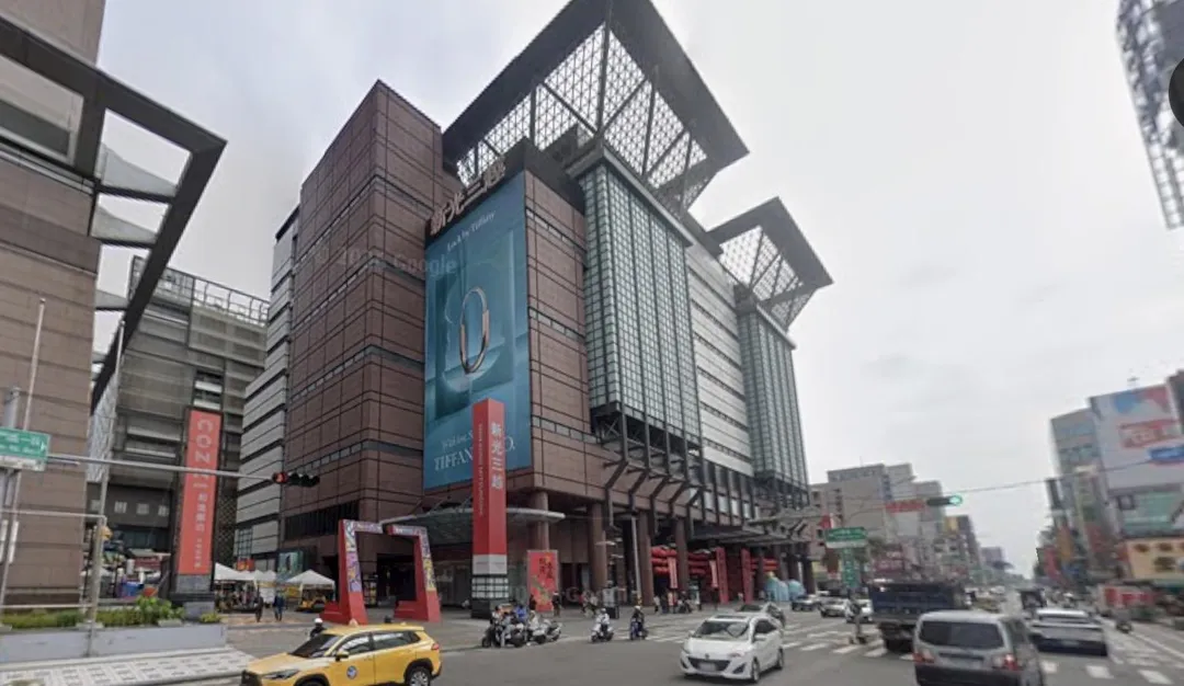 台南新光三越昨日發生磁磚砸傷人意外。(圖/翻攝自Google map)