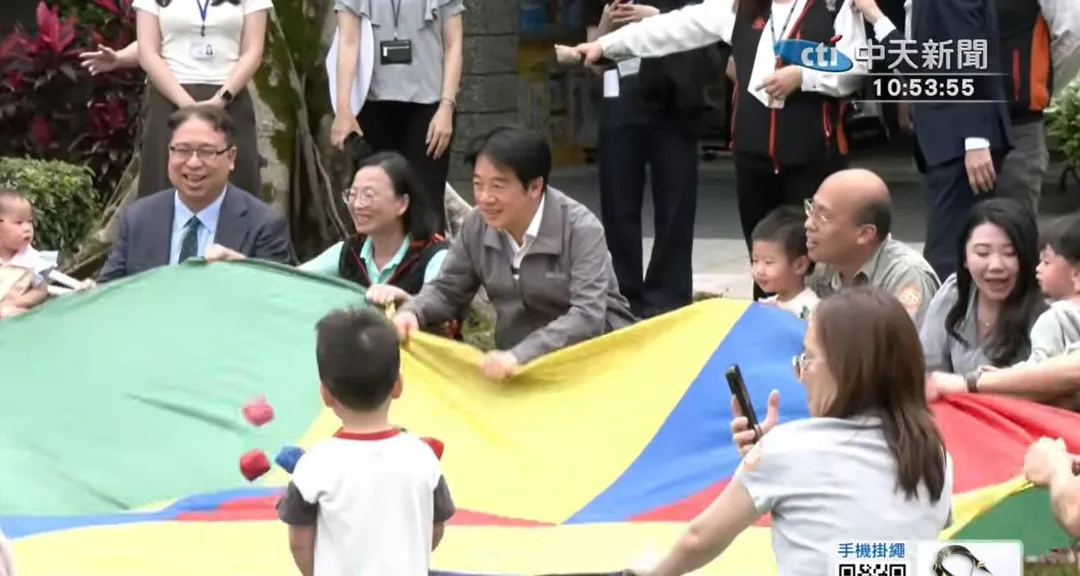 總統賴清德參訪林口長庚幼兒園，民進黨桃園市長提名人黃世杰陪同。（圖／中天新聞）