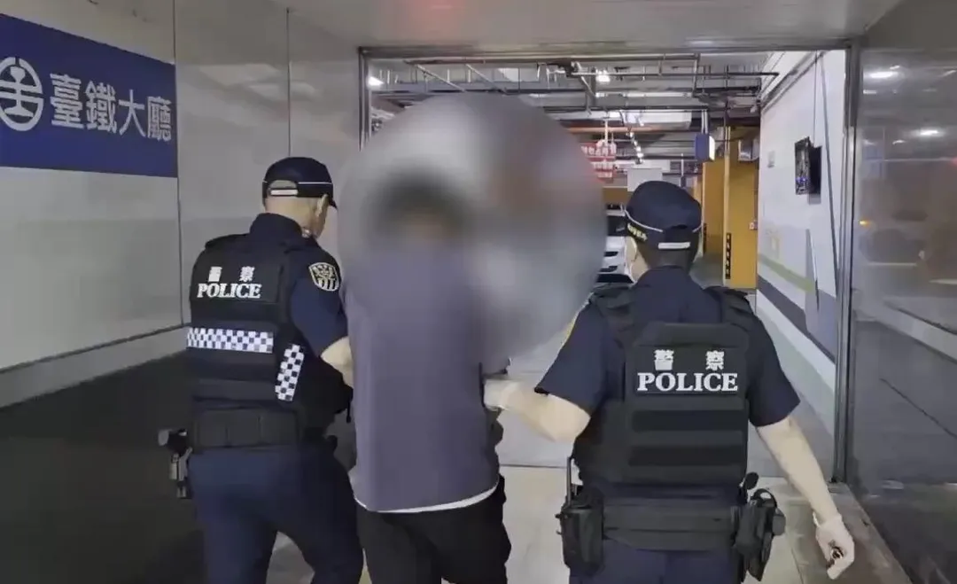 男子無故揮拳攻擊遭警方逮捕送辦。（圖／翻攝畫面）