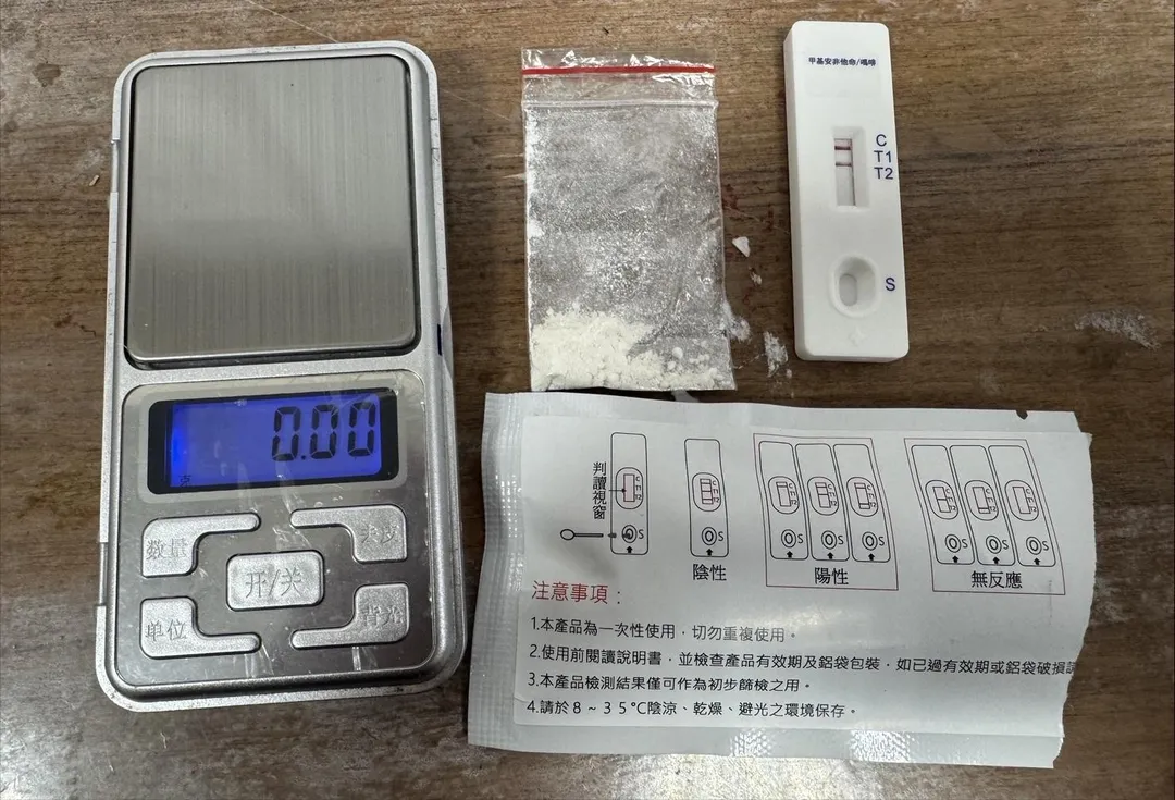 警方在女乘客身上查獲毒品海洛因。(圖/翻攝畫面)
