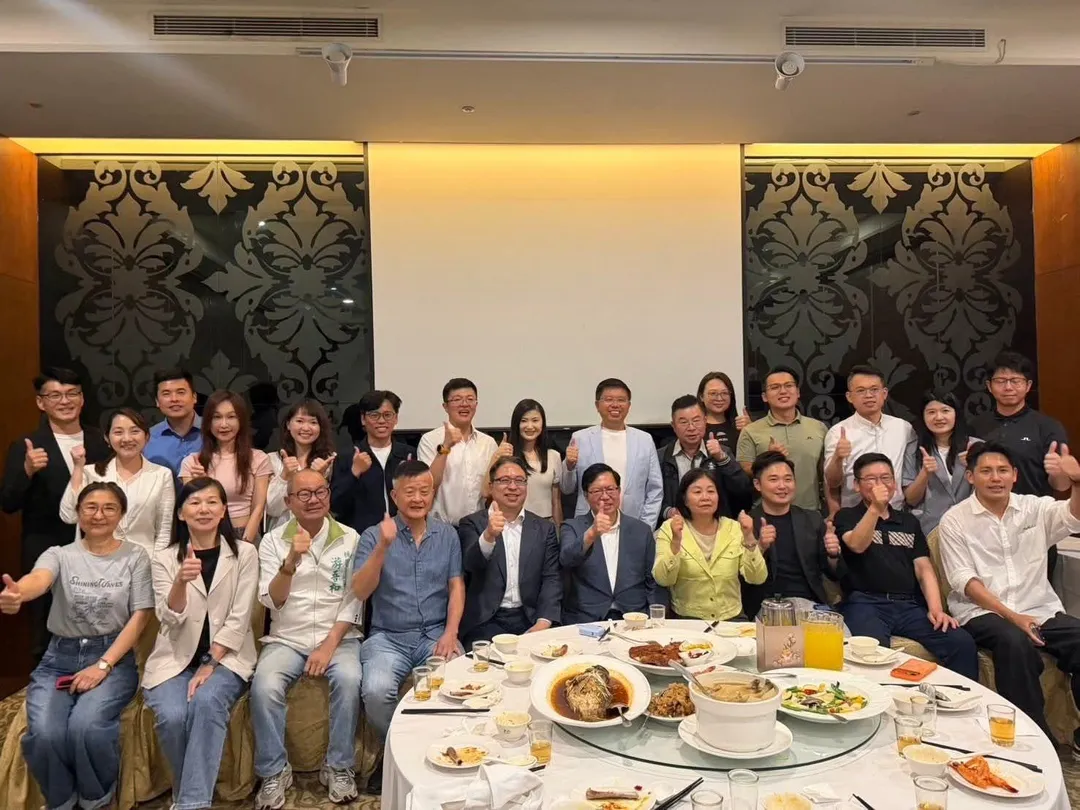 鄭文燦16日還開心與民進黨桃園市長參選人黃世杰一同參加餐會。（圖／詹江村臉書）